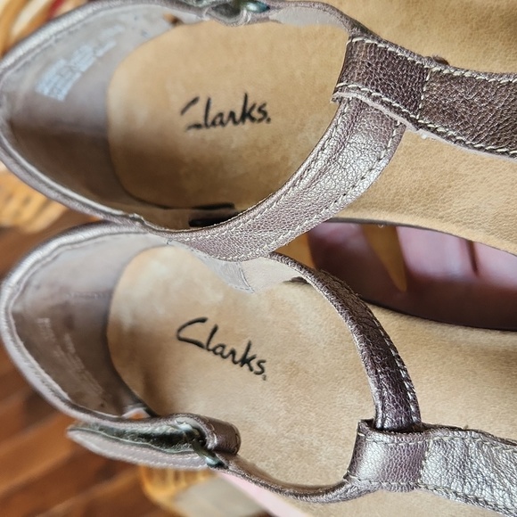 Clarks Wendy River Tiger Low Heel Sandal size 7 Metallic - Picture 12 of 16